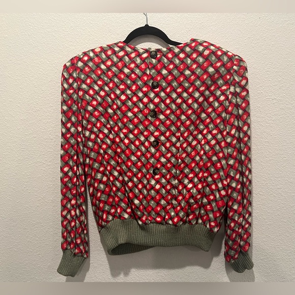 VTG 80s Bill Blass Silk Strong Shoulder Top Red Green Woven Print Knit Hem Cuffs - Picture 2 of 12